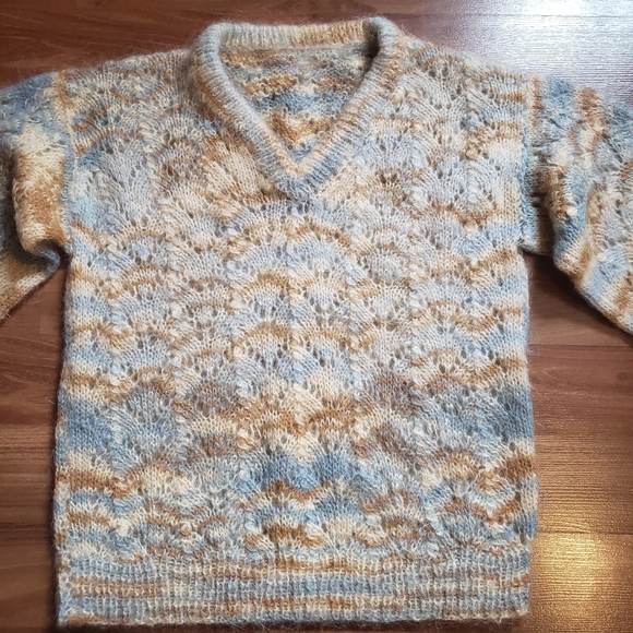 Handmade women's wool knit V-neck ballon sleeves sweater - Picture 7 of 12